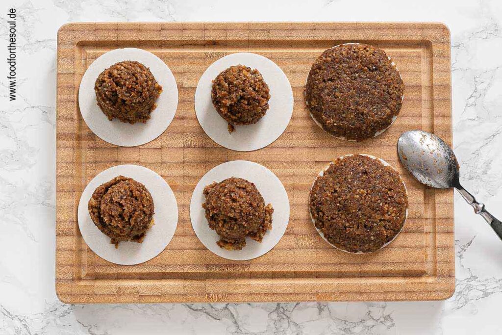 Lebkuchenteig auf Oblaten setzen und glatt streichen - Schritt 5