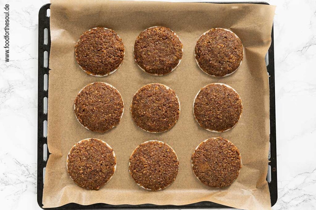 Lebkuchen auf ein Backblech setzen und backen - Schritt 6