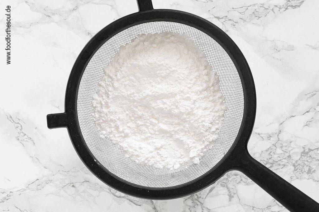 Puderzucker sieben für Zuckerguss - Schritt 7