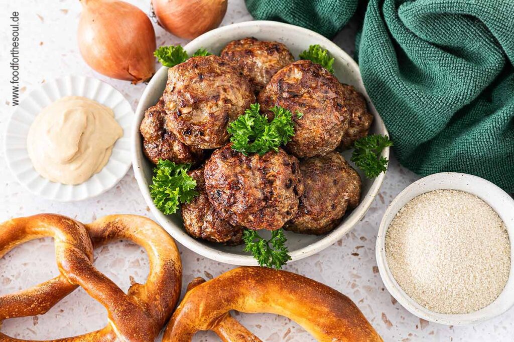 Frikadellen im Ninja Airfryer zubereitet und angerichtet in einer Schale