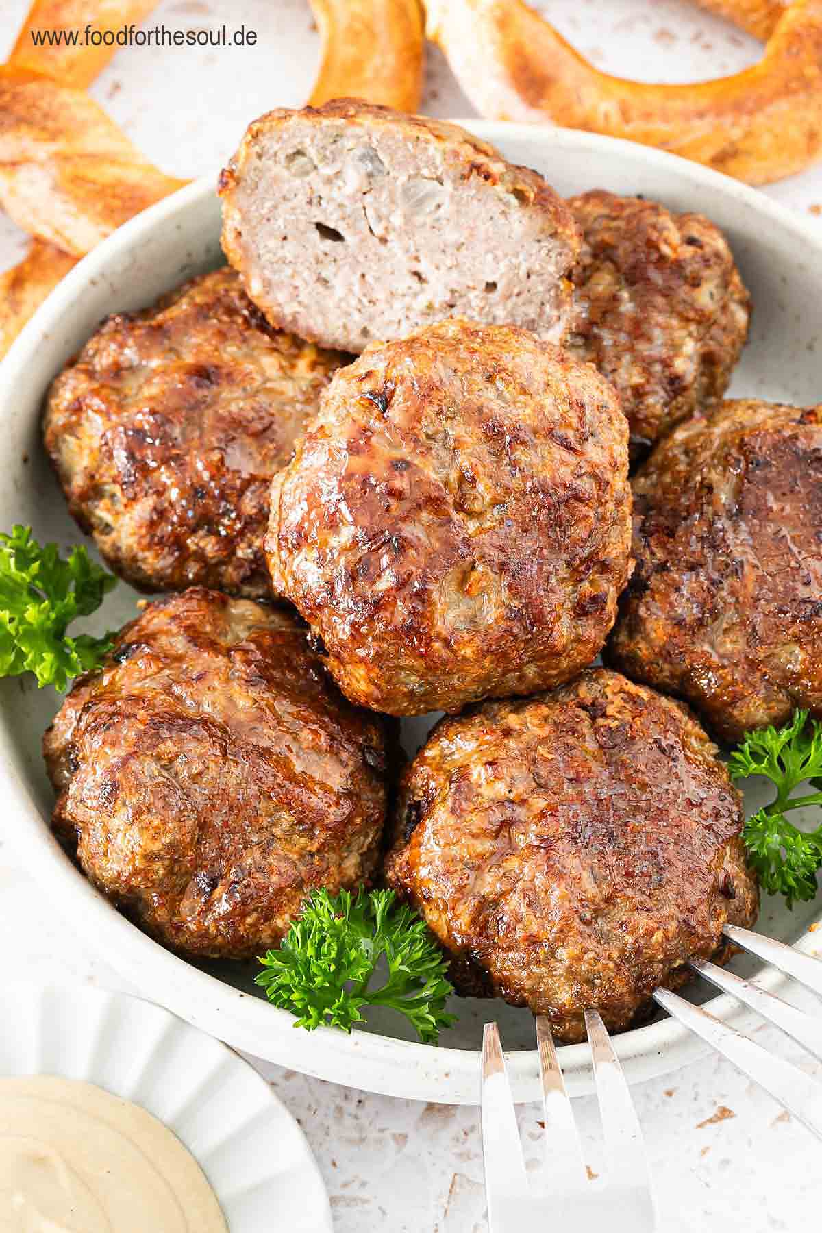 Frikadellen im Airfryer zubereitet und angerichtet in einer Schale
