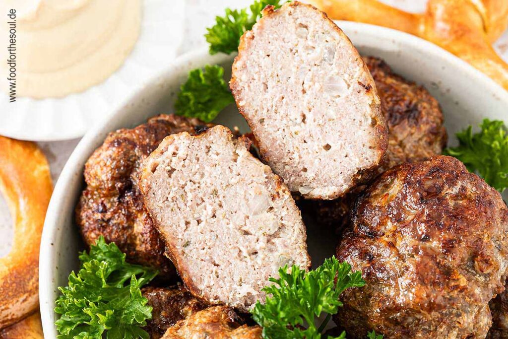 Frikadellen im Ninja Airfryer zubereitet und angerichtet in einer Schale