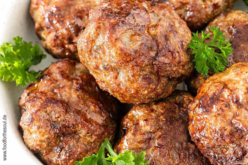 Frikadellen im Ninja Airfryer zubereitet und angerichtet in einer Schale
