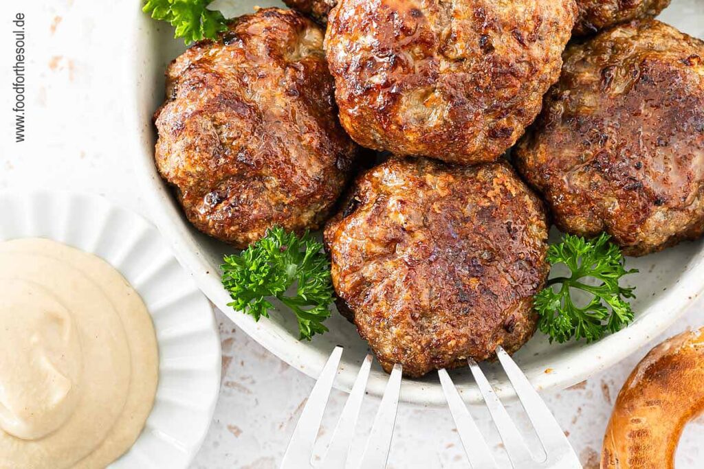 Frikadellen in der Heißluftfritteuse zubereitet und angerichtet in einer Schale