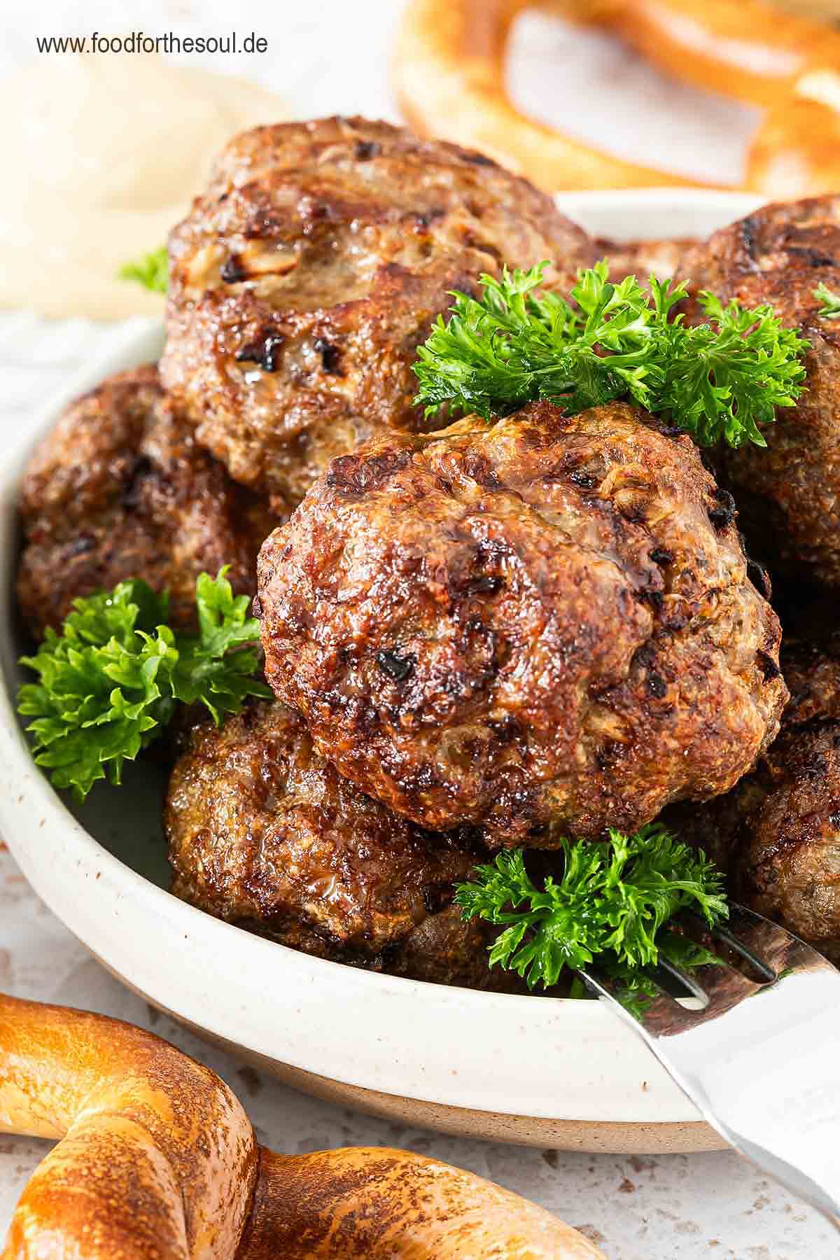 Frikadellen im Airfryer zubereitet und angerichtet in einer Schale