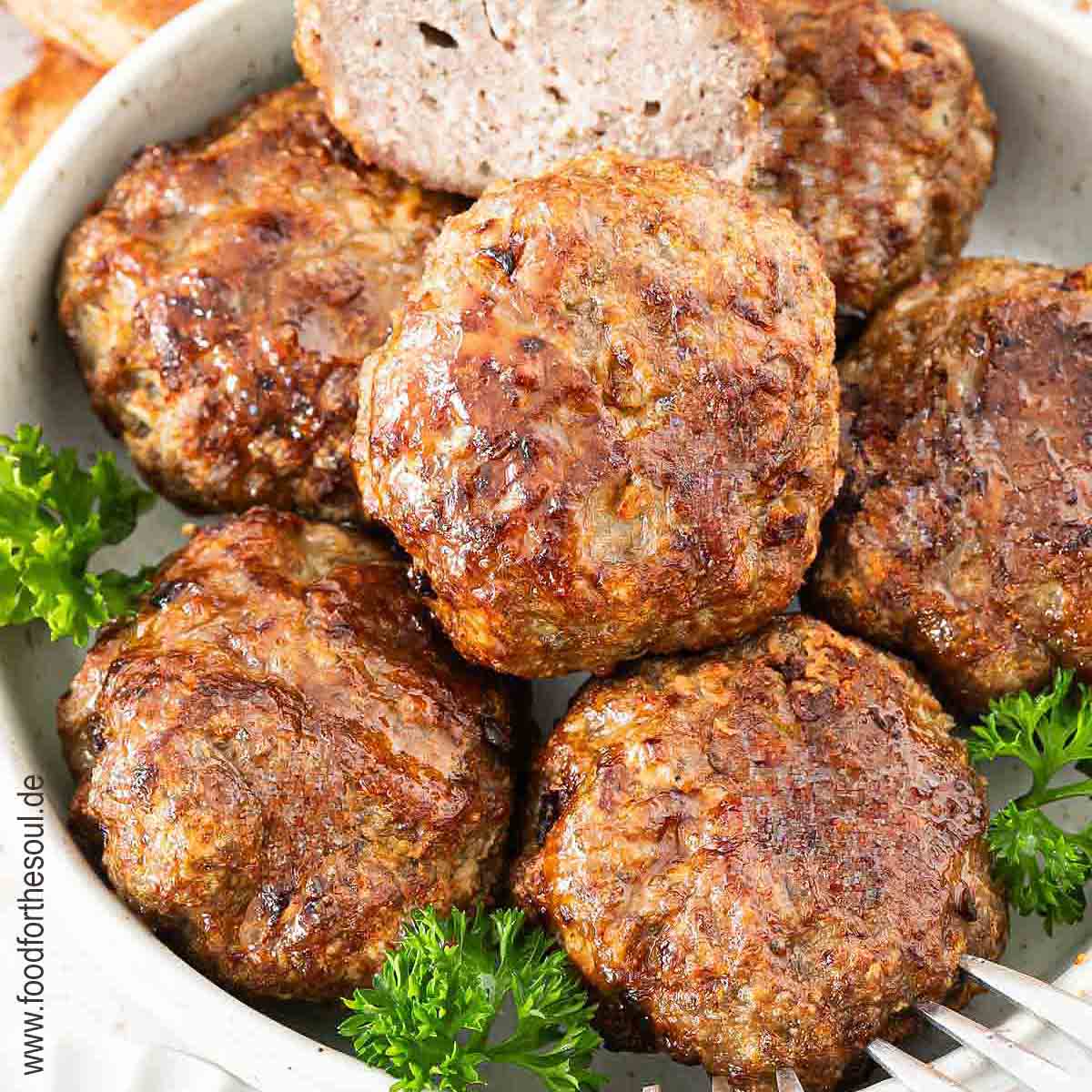 Frikadellen im Airfryer zubereitet und angerichtet in einer Schale