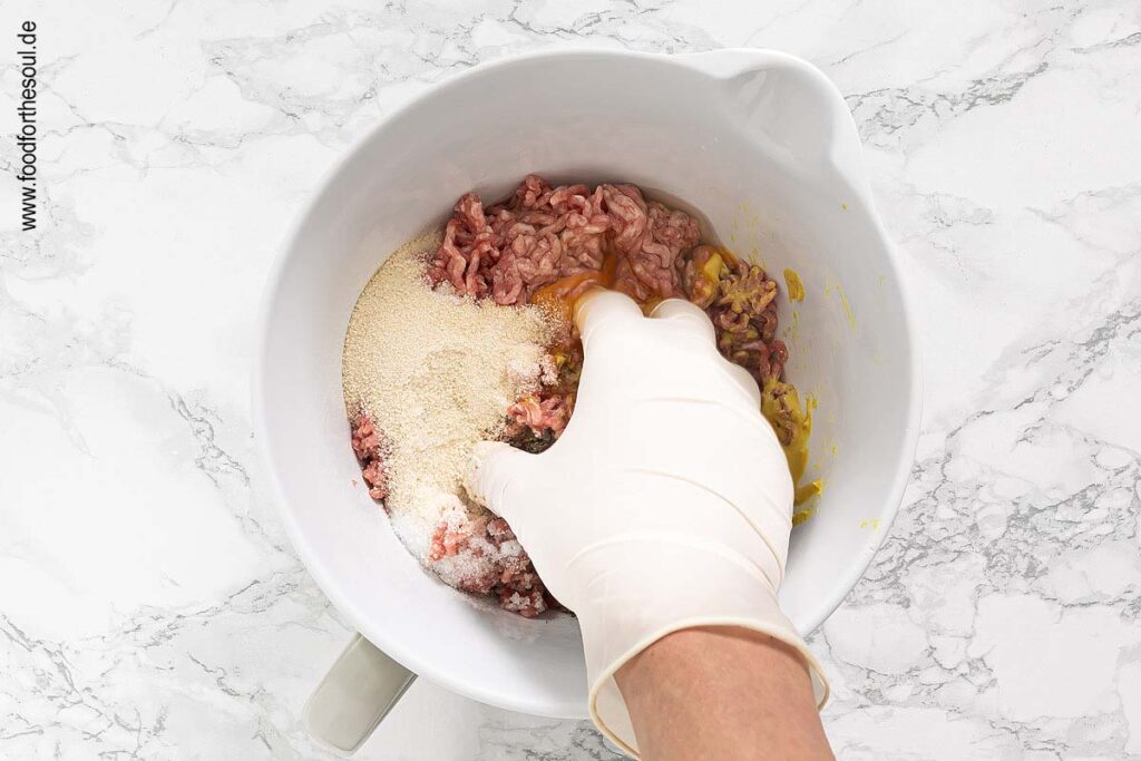 Alle Zutaten mit den Händen kneten und zu einer Kugel formen - Schritt 1