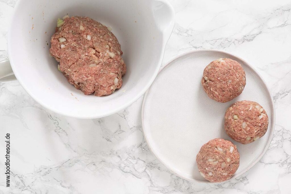 Frikadellen aus der Hackfleischmasse formen - Schritt 2