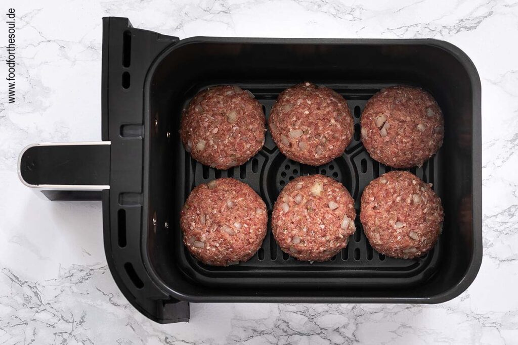 Frikadellen in den Frittierkorb legen und frittieren - Schritt 3