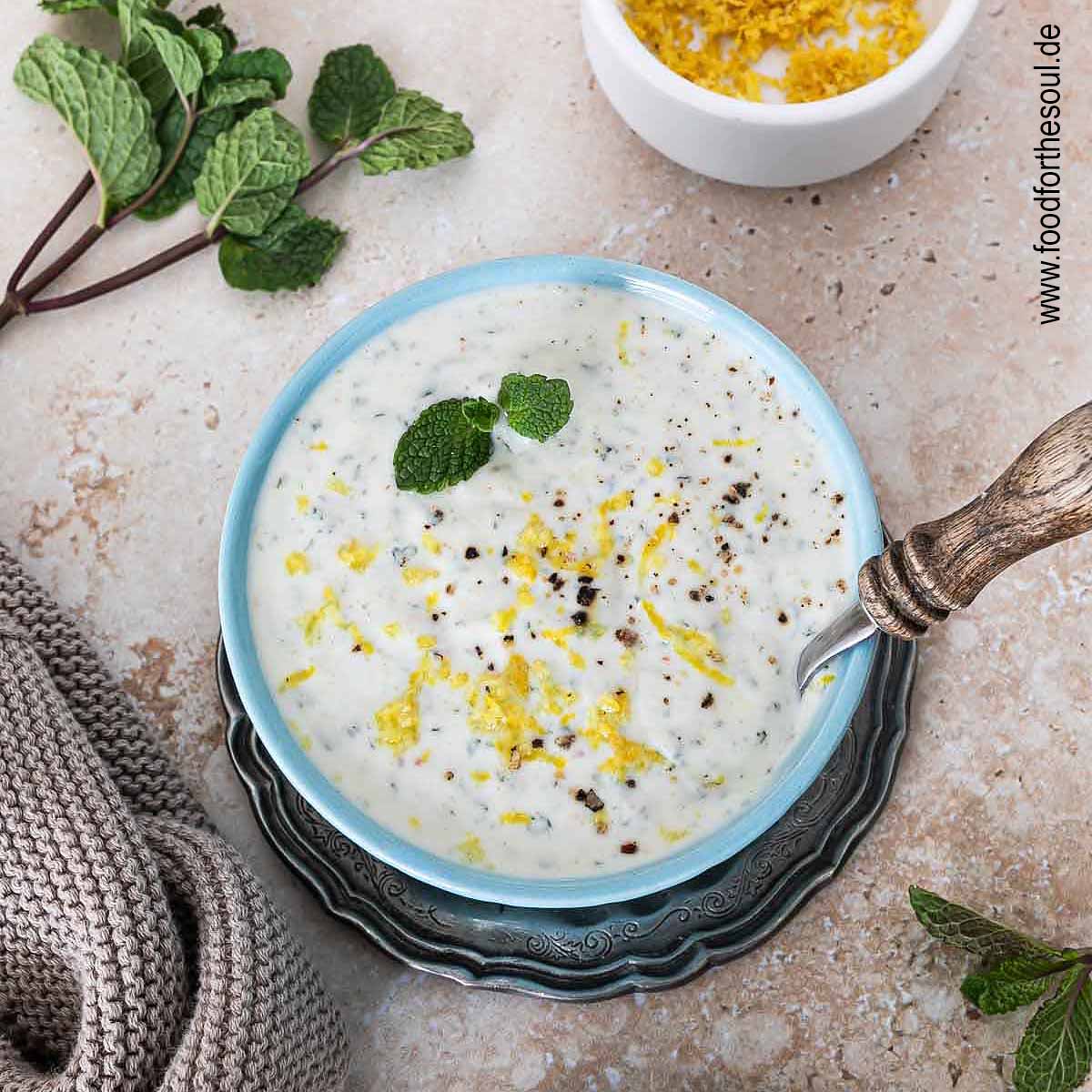 Türkischer Joghurt Minze Dip in einer Schale