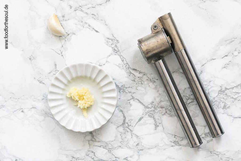 Knoblauch schälen und durch Knoblauchpresse drücken - Schritt 2