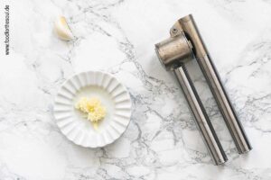 Knoblauch schälen und durch Knoblauchpresse drücken - Schritt 2
