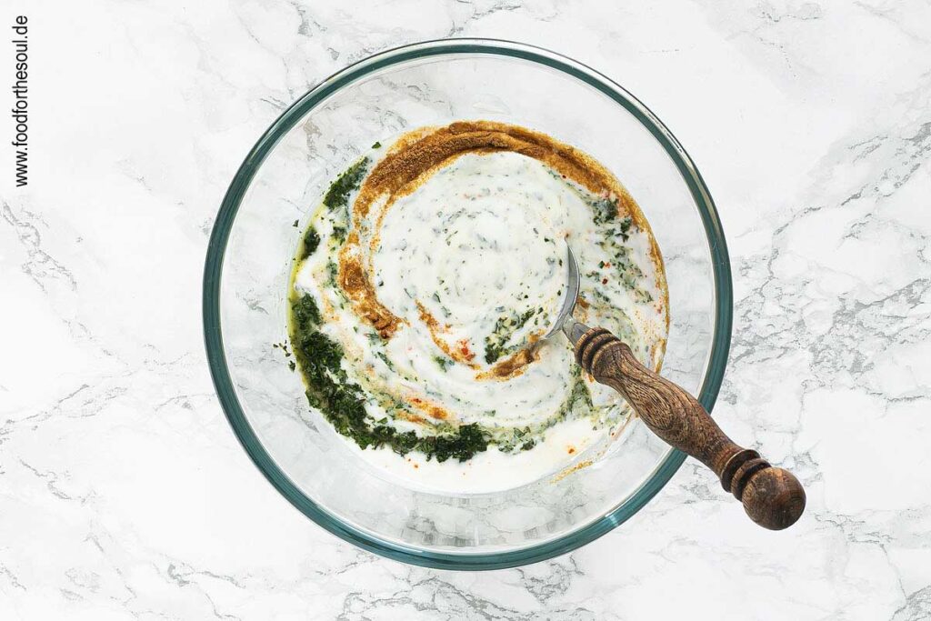 Joghurt, Gewürze, Minze und Zitronensaft verrühren - Schritt 4