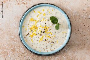 Joghurt Minze Dip in einer Schale anrichten und garnieren - Schritt 5