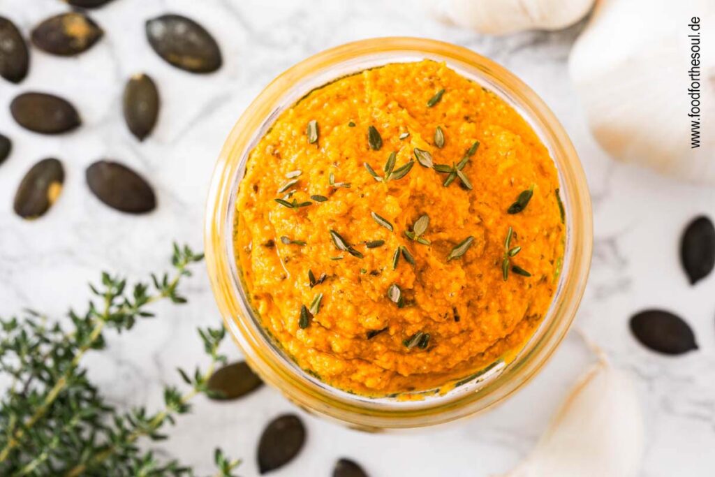 Selbst gemachtes Kürbispesto in einem Glas
