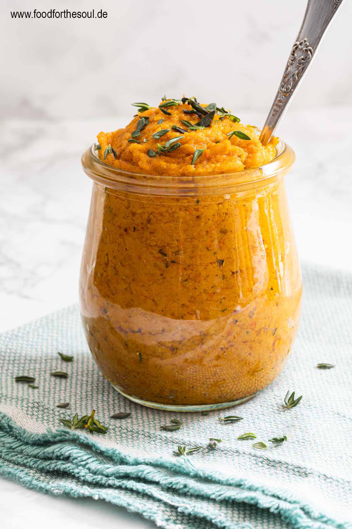 Selbst gemachtes Kürbispesto in einem Glas