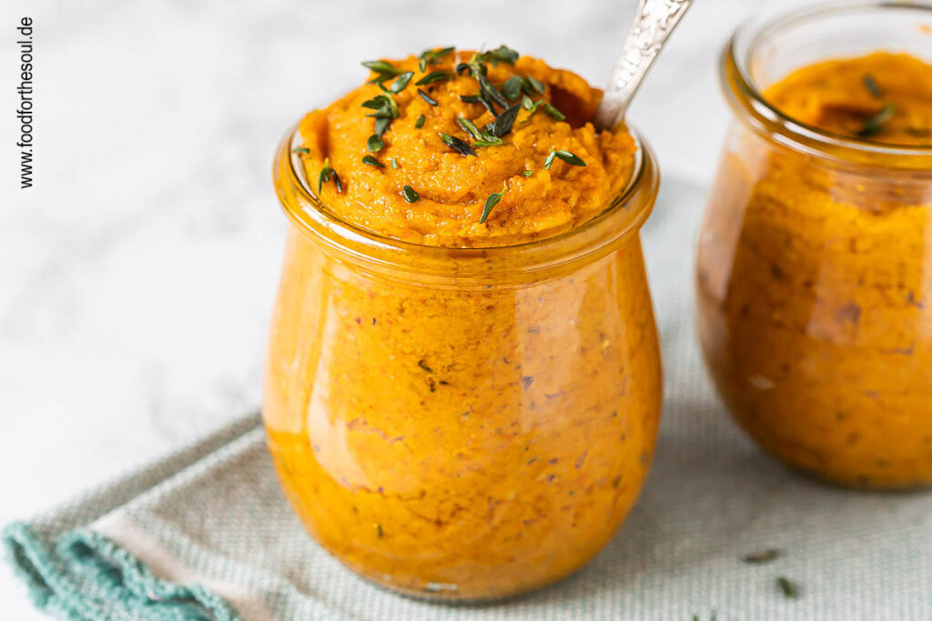 Selbst gemachtes Kürbispesto in einem Glas