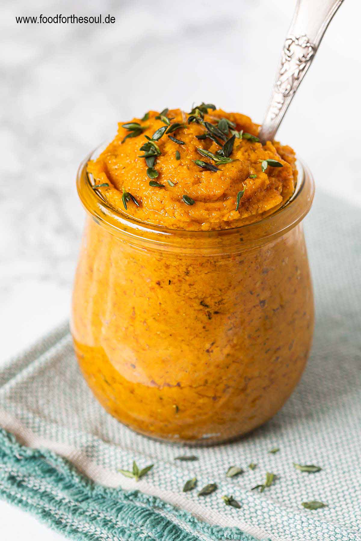 Selbst gemachtes Kürbispesto in einem Glas