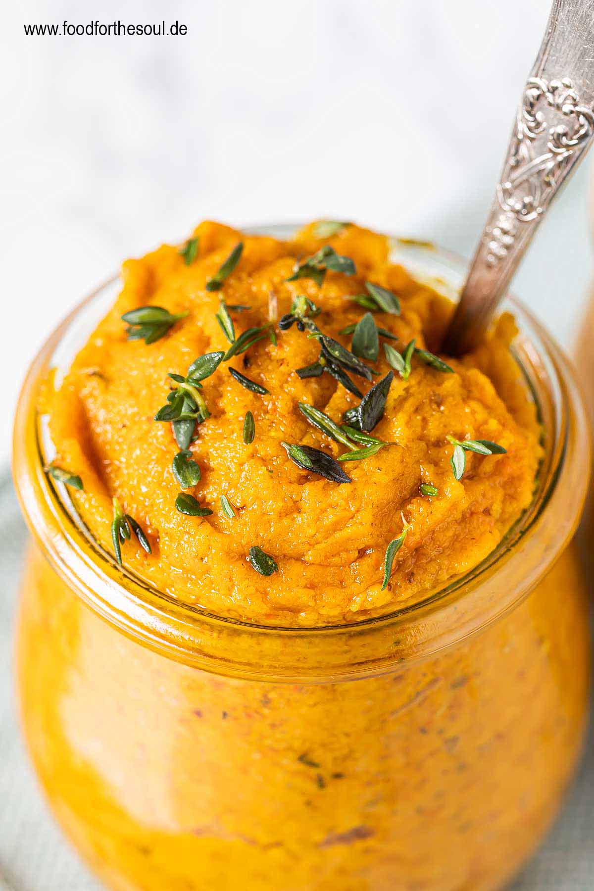Selbst gemachtes Kürbispesto in einem Glas