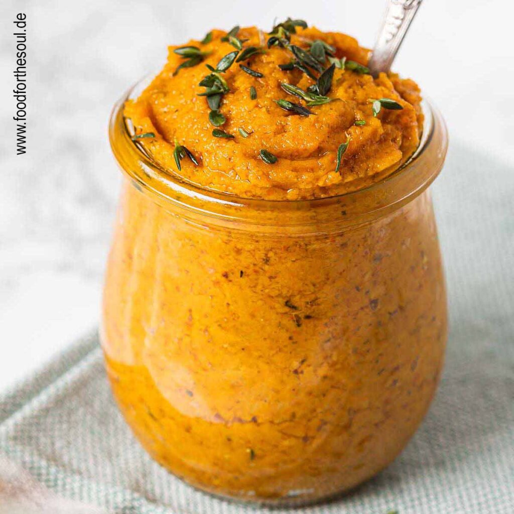Selbst gemachtes Kürbispesto in einem Glas