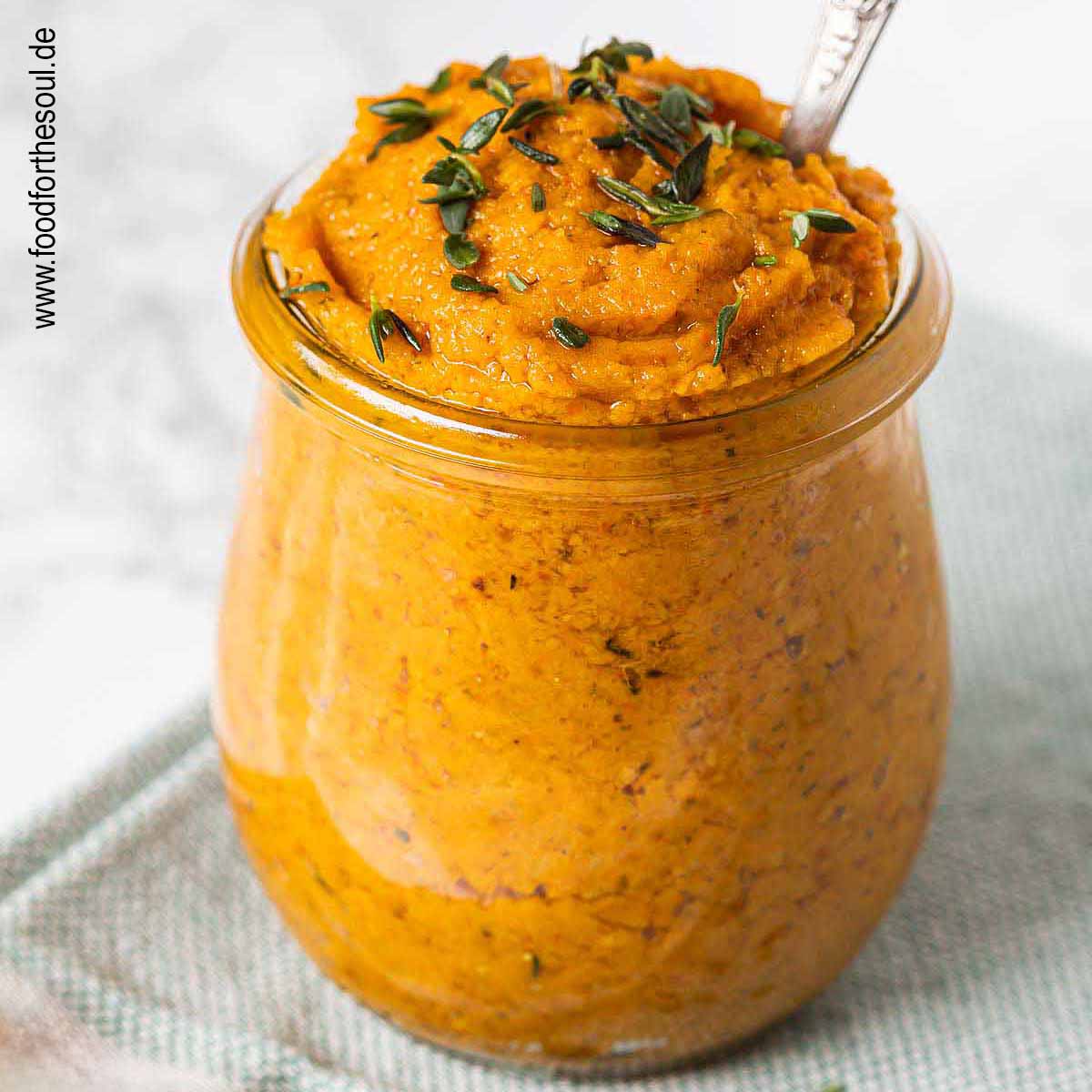 Selbst gemachtes Kürbispesto in einem Glas
