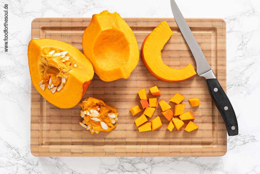 Kürbis vierteln, in Streifen und Würfel schneiden - Schritt 1