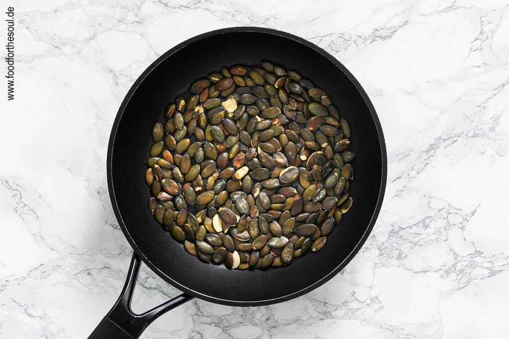 Kürbiskerne in einer Pfanne rösten - Schritt 4