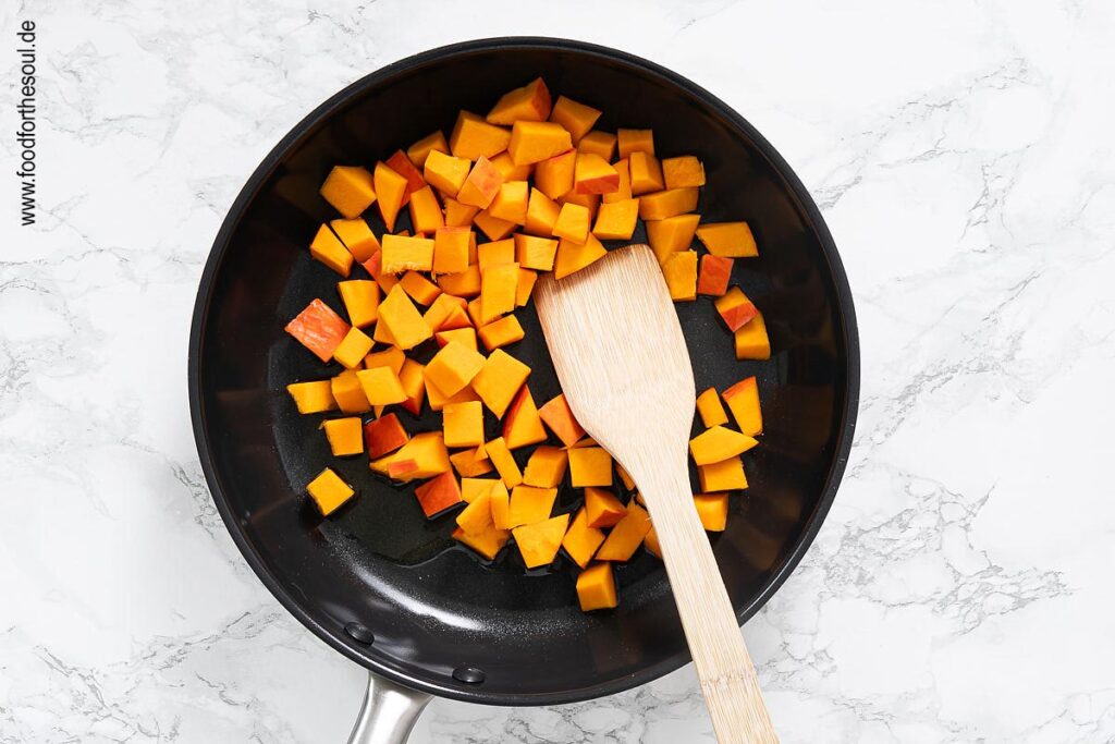 Gewürfelten Kürbis dünsten - Schritt 5