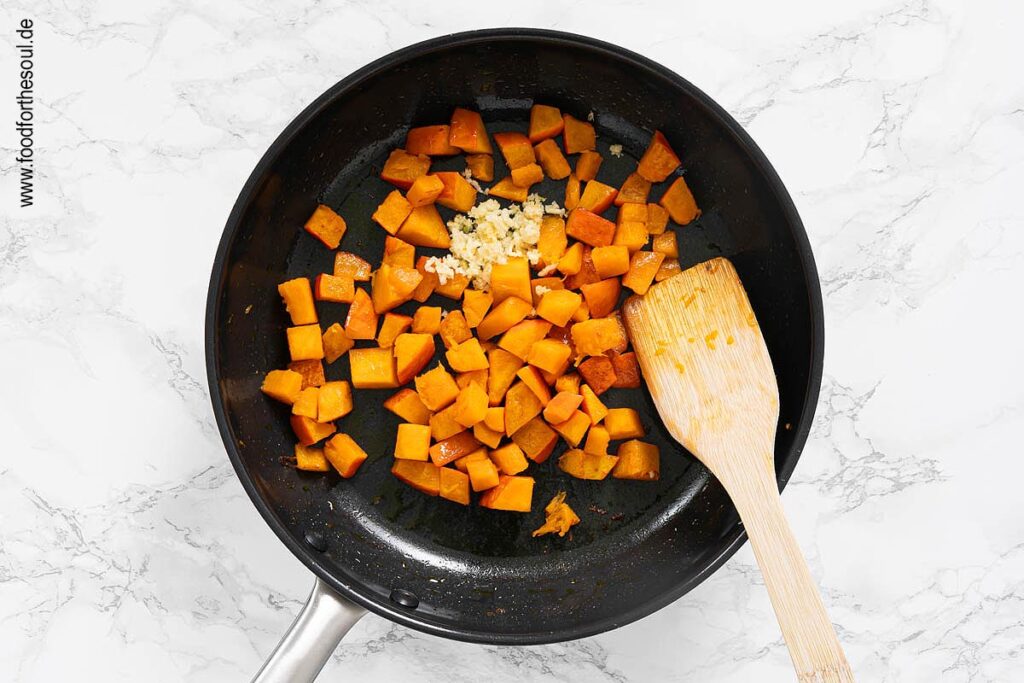 Knoblauch und Kürbiswürfel dünsten - Schritt 6