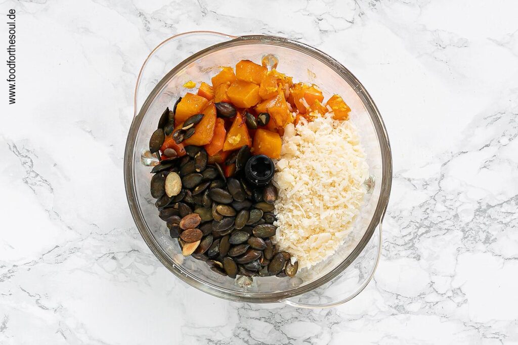 Kürbispesto Zutaten in Mixer füllen - Schritt 7