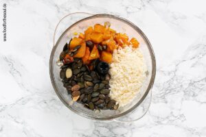 Kürbispesto Zutaten in Mixer füllen - Schritt 7