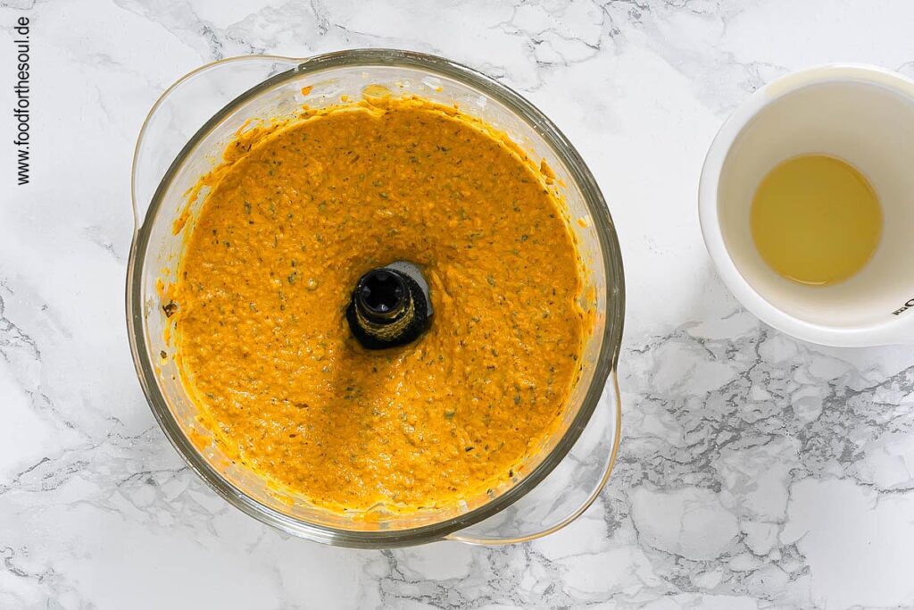 Olivenöl zu Kürbispesto hinzufügen und mixen - Schritt 9