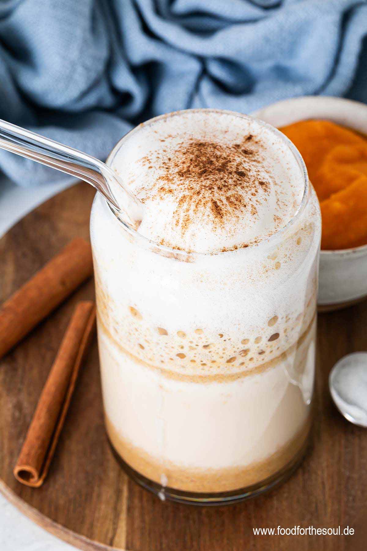 Pumpkin Spice Latte in einem Glas mit Zimt bestreut