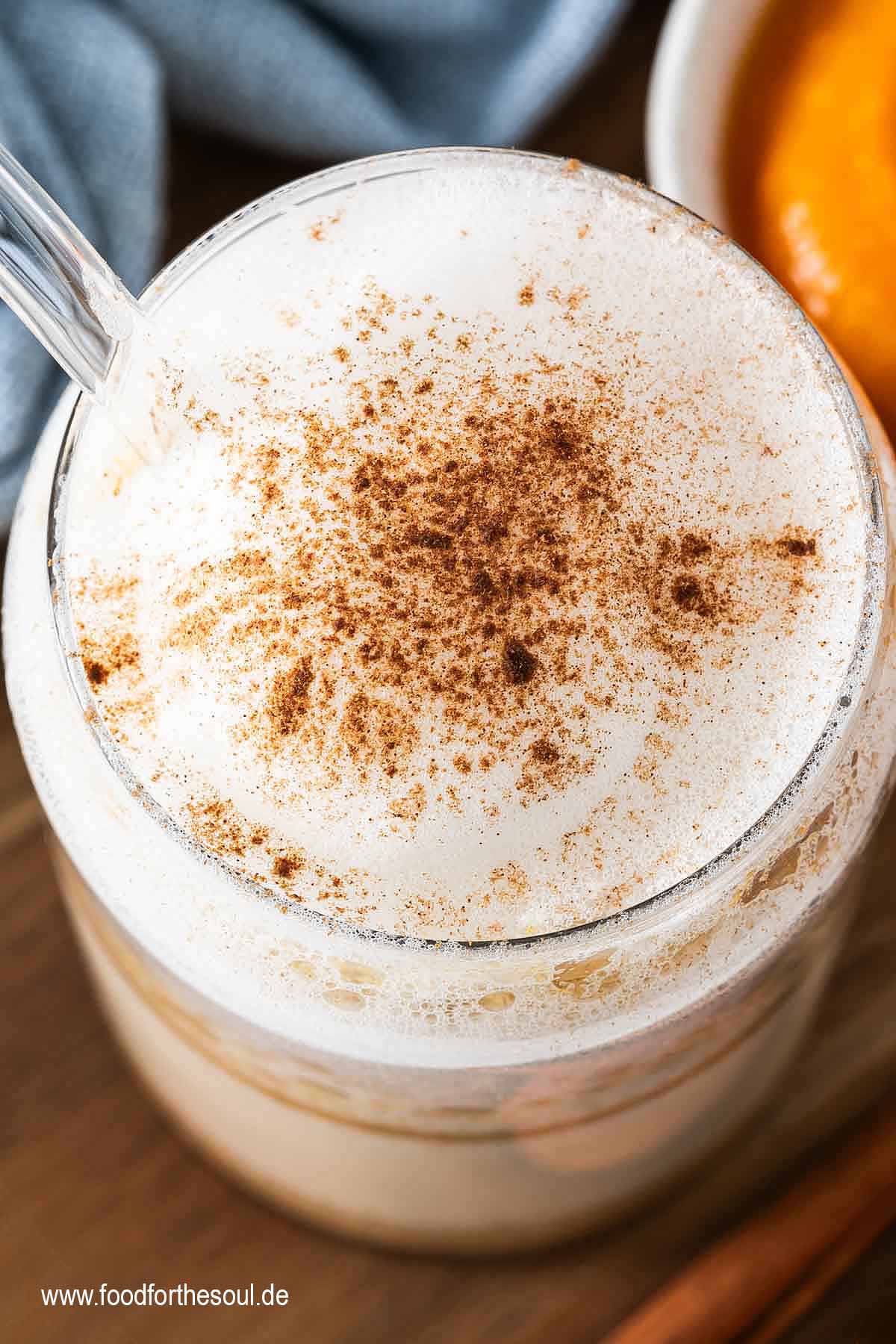 Pumpkin Spice Latte im Glas von oben