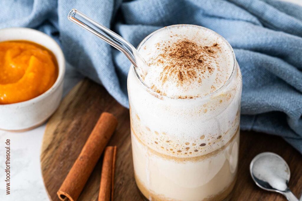 Pumpkin Spice Latte in einem Glas mit Zimt bestreut