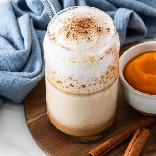 Pumpkin Spice Latte in einem Glas mit Zimt bestreut