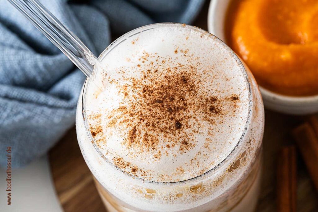 Pumpkin Spice Latte in einem Glas mit Zimt bestreut