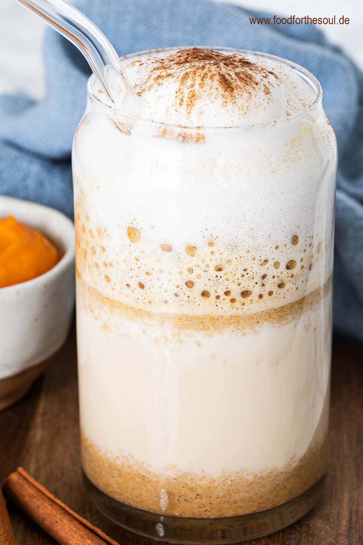 Pumpkin Spice Latte in einem Glas mit Zimt bestreut
