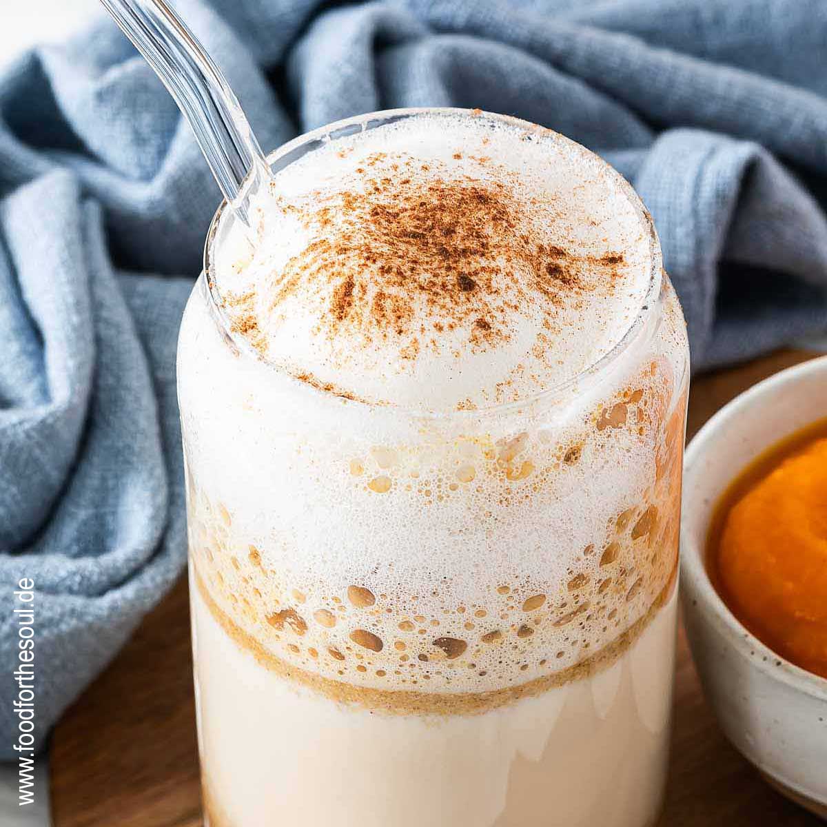 Pumpkin Spice Latte in einem Glas mit Zimt bestreut