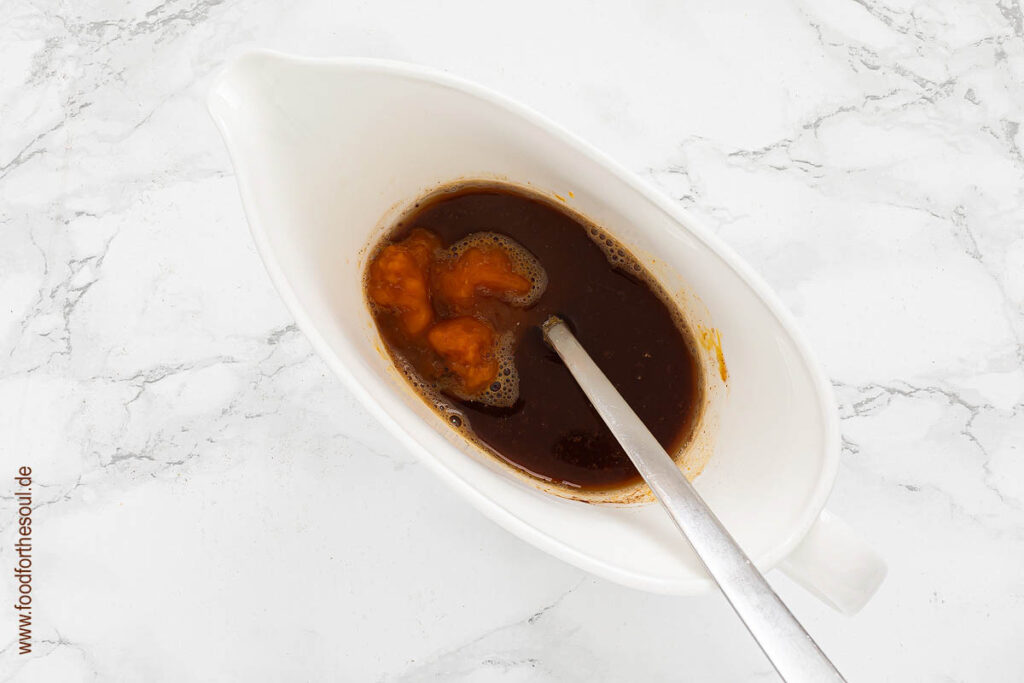 Kürbispüree, Rohrzucker, Pumpkin Spice und Espresso verrühren für Pumpkin Spice Latte - Schritt 1