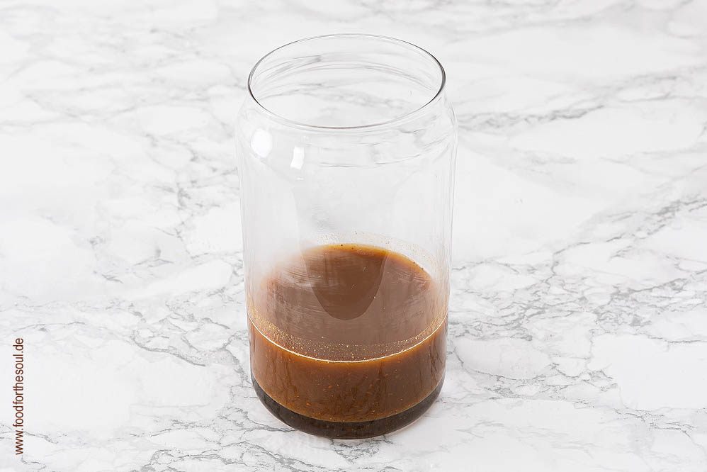 Mischung in ein Glas füllen für Pumpkin Spice Latte - Schritt 2