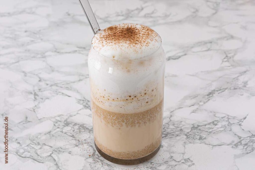 Pumpkin Spice Latte mit Milchschaum auffüllen und mit Zimt bestreuen - Schritt 5