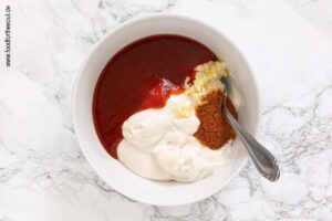 Zutaten für Sriracha Mayonnaise verrühren - Schritt 2