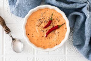 Sriracha Mayonnaise garnieren mit Chilis und Sesam - Schritt 3