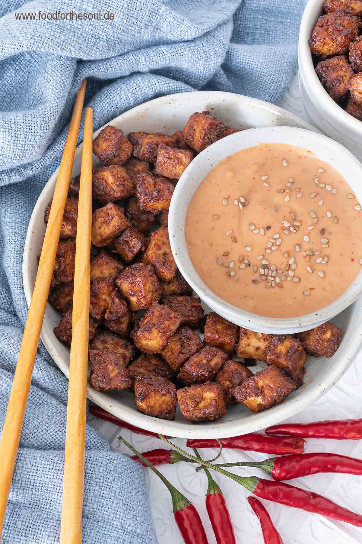 Im Airfryer geröstete Tofu-Würfel in einer Schale serviert mit Sriracha Mayo Dip