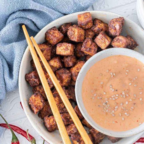 Im Airfryer geröstete Tofu-Würfel in einer Schale serviert mit Sriracha Mayo Dip