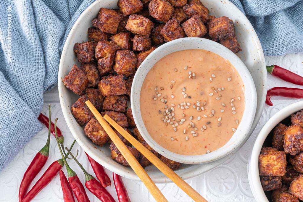 Im Airfryer geröstete Tofu-Würfel in einer Schale serviert mit Sriracha Mayo Dip