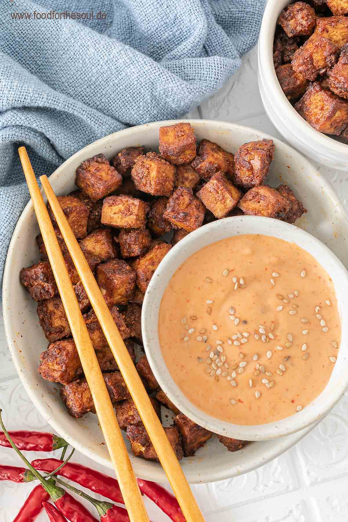 Im Airfryer geröstete Tofu-Würfel in einer Schale serviert mit Sriracha Mayo Dip