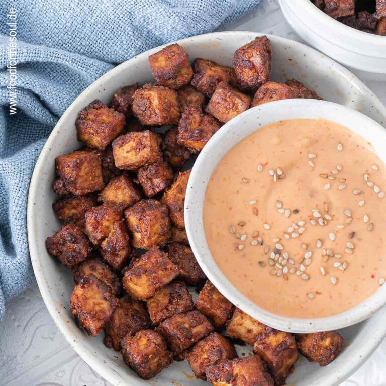 Im Airfryer geröstete Tofu-Würfel in einer Schale serviert mit Sriracha Mayo Dip