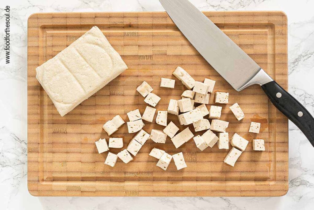 Tofu in Würfel schneiden - Schritt 1